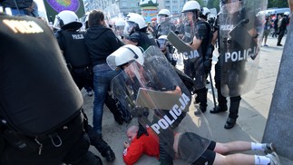 Torcedor polonês é detido antes do jogo entre Rússia e Polônia em Varsóvia