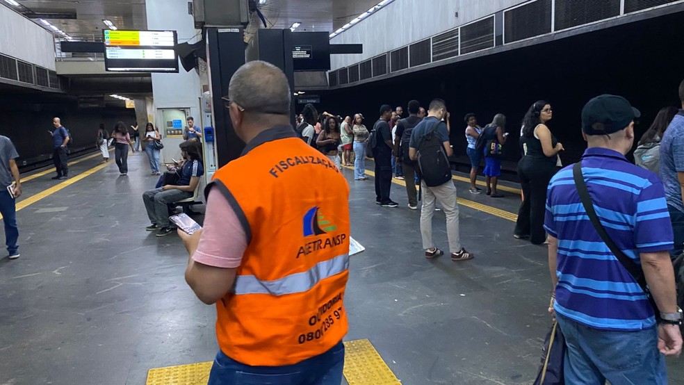 Fiscalização da Agetransp acompanha manhã de problemas no metrô — Foto: João Vitor Costa / Agência O Globo
