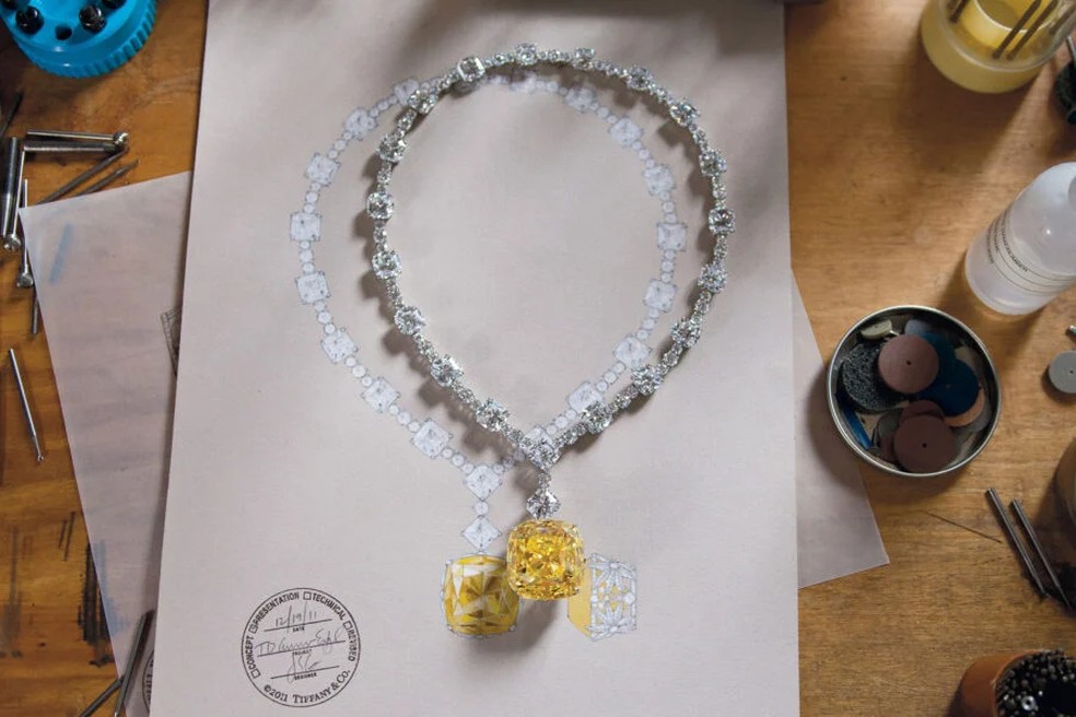 Colar usado por Lady Gaga nos Oscars em 2019 também foi usado por Audrey Hapburn — Foto: Divulgação