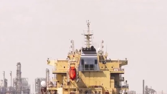 Míssil atinge cargueiro dos EUA na costa do Iêmen
