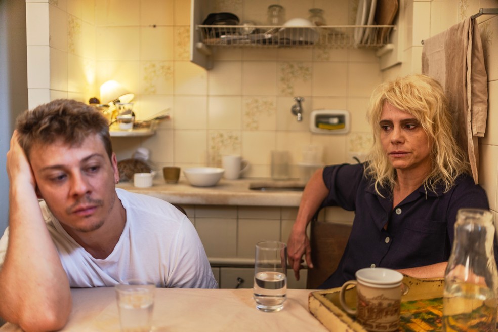 Tiago Martelli e Malu Galli como Édouard Louis e sua mãe, Monique — Foto: João Pacca