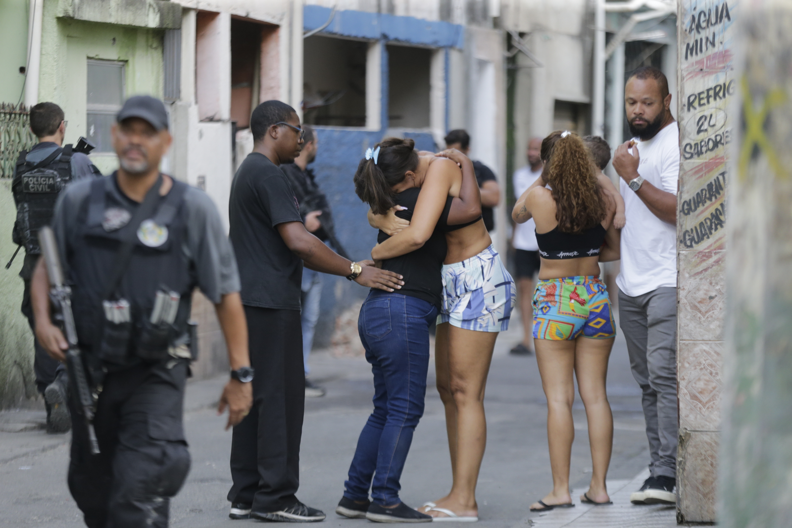 Civil and military police operations at the Complexo de Israel, in the northern zone of Rio, caused panic among residents and people passing through Avenida Brasil and Linha Vermelha, near Cidade Alta (in Cordovil) — Photo: Domingos Peixoto / Agência O Globo