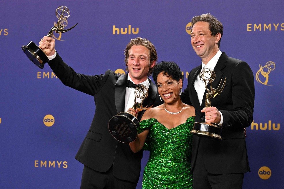 Jeremy Allen White, Liza Colon-Zayas e Ebon Moss-Bachrach conquistam o Emmy por "O urso" — Foto: Robyn Beck / AFP