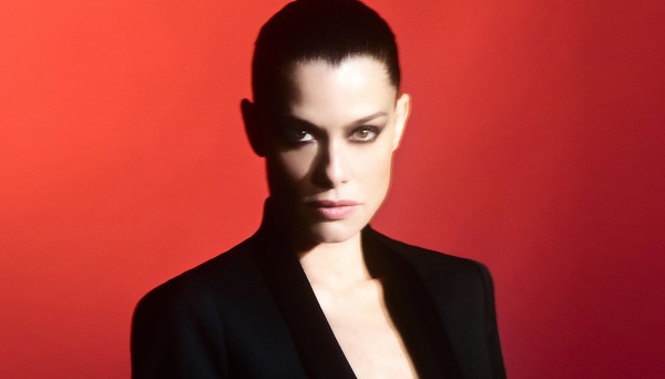 Alinne Moraes vive fase solteira sem ansiedade: 'Nem beijei na boca ainda'
