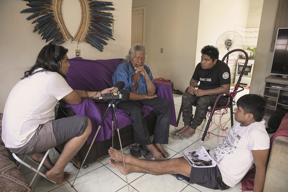 Reunidos com seus tàpdjw (netos),  Raoni Metyktire em uma das entrevistas que deram origem ao livro 'Memórias do Cacique' — Foto: Divulgação/Simone Giovine