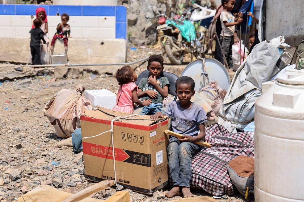 Deslocados montam acampamento ap&oacute;s fuga de &aacute;rea de conflito entre Houthis e tropas do I&ecirc;men &mdash; Foto: Ahmad al-Basha/AFP