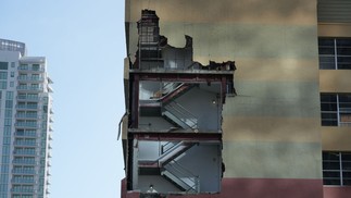 Parede de prédio destruída em São Petersburgo, na Flórida, devido à passagem do Furacão Milton em 10 de outubro de 2024 — Foto: Bryan R. SMITH / AFP