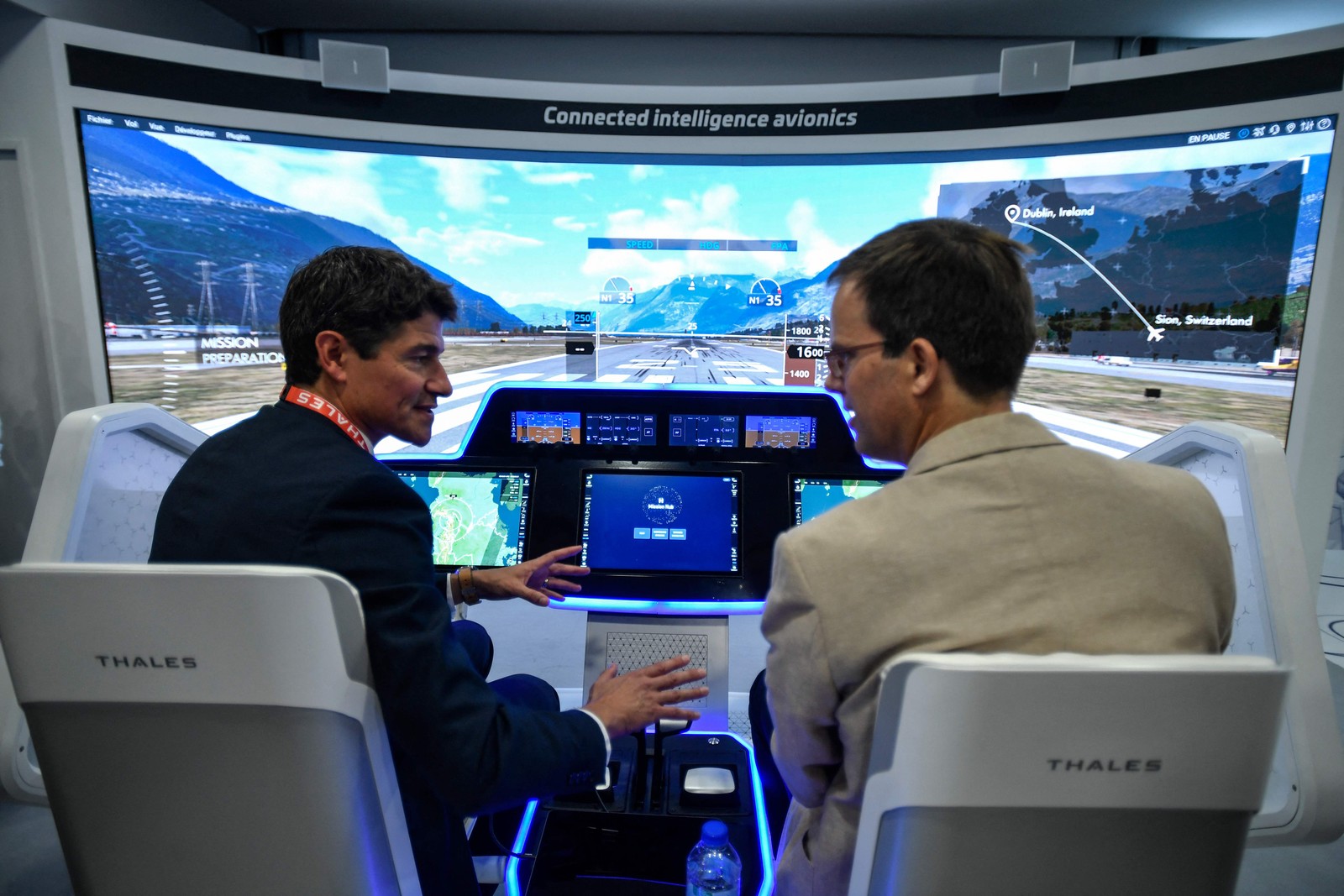 Interior de um simulador de voos da Thales exibido durante o International Paris Air Show no Aeroporto Paris-Le Bourget. Foto: JULIEN DE ROSA / AFP