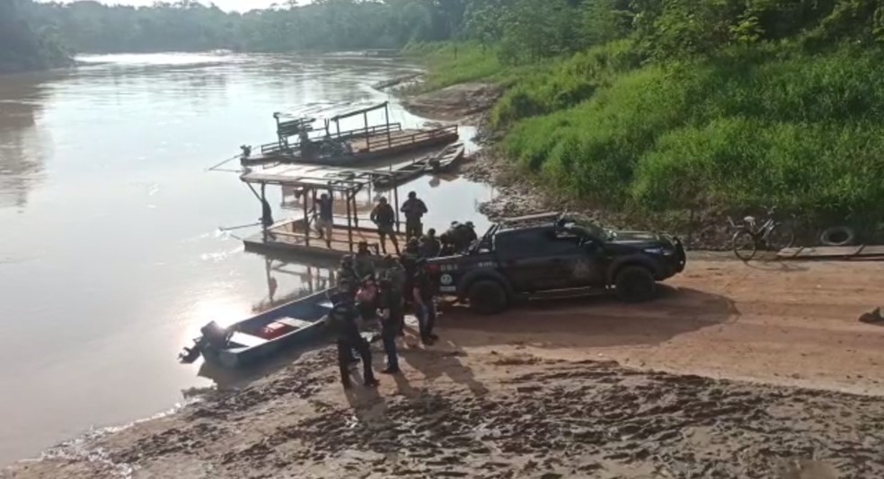 Grupo de elite da polícia mata a tiros traficante em barco com 100 kg de cocaína no Acre
