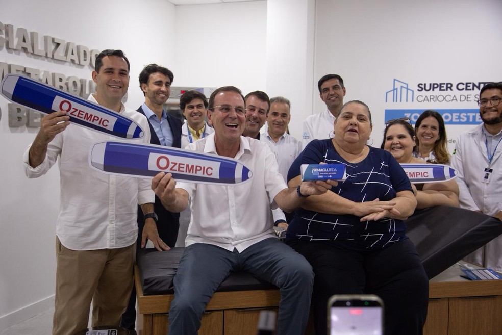 Ozempic no SUS: Eduardo Paes e Eduardo Cavaliere posam ao lado da primeira paciente — Foto: Júlia Aguiar / Agência O Globo