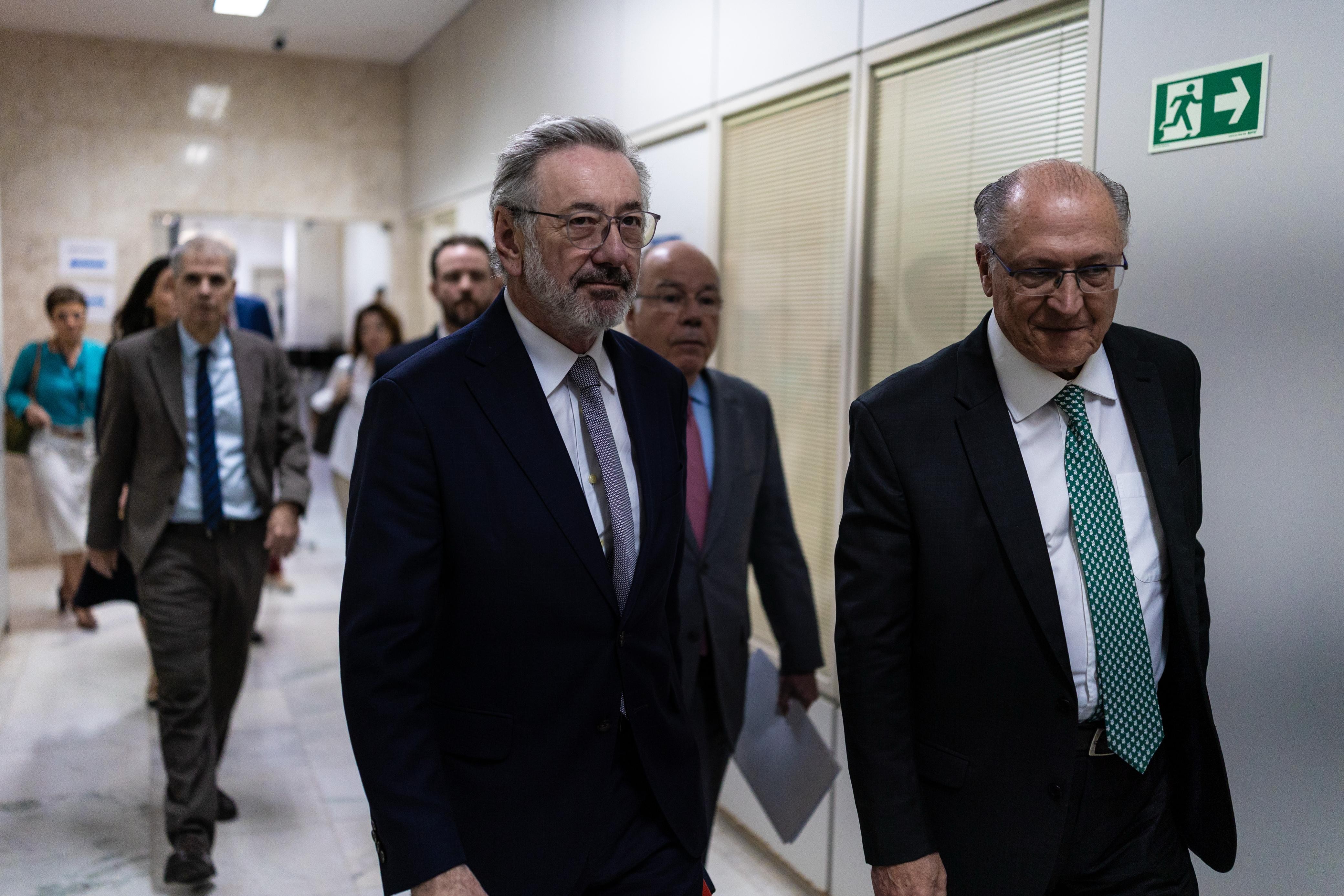 Governo Lula enfrenta tarifas de Trump em defesa do Pix e etanol