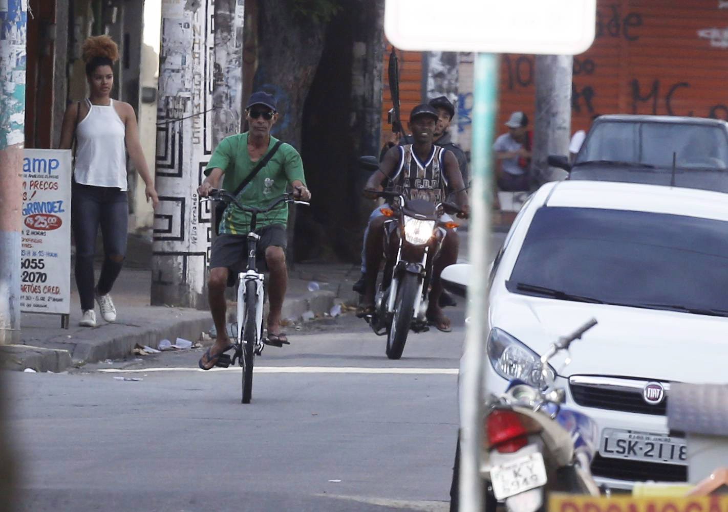 Afronta, traficante com fuzil perto da UPP de Cidade de Deus. (Foto tirada em 02/02/2017, no Rio de Janeiro) — Foto: Domingos Peixoto / Agência o Globo