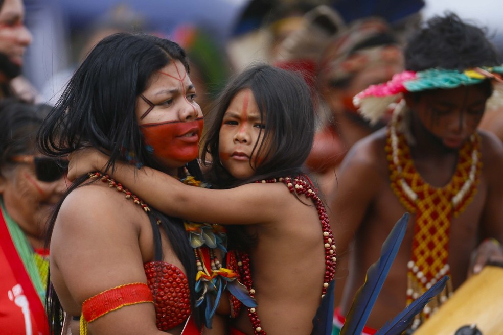Indígenas em Brasília durante movimento por demarcação e contra o marco temporal — Foto: Fernando Donasci