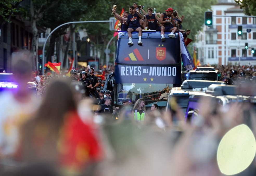 Seleção da Espanha comemora o título na volta ao país — Foto: Thomas COEX / AFP