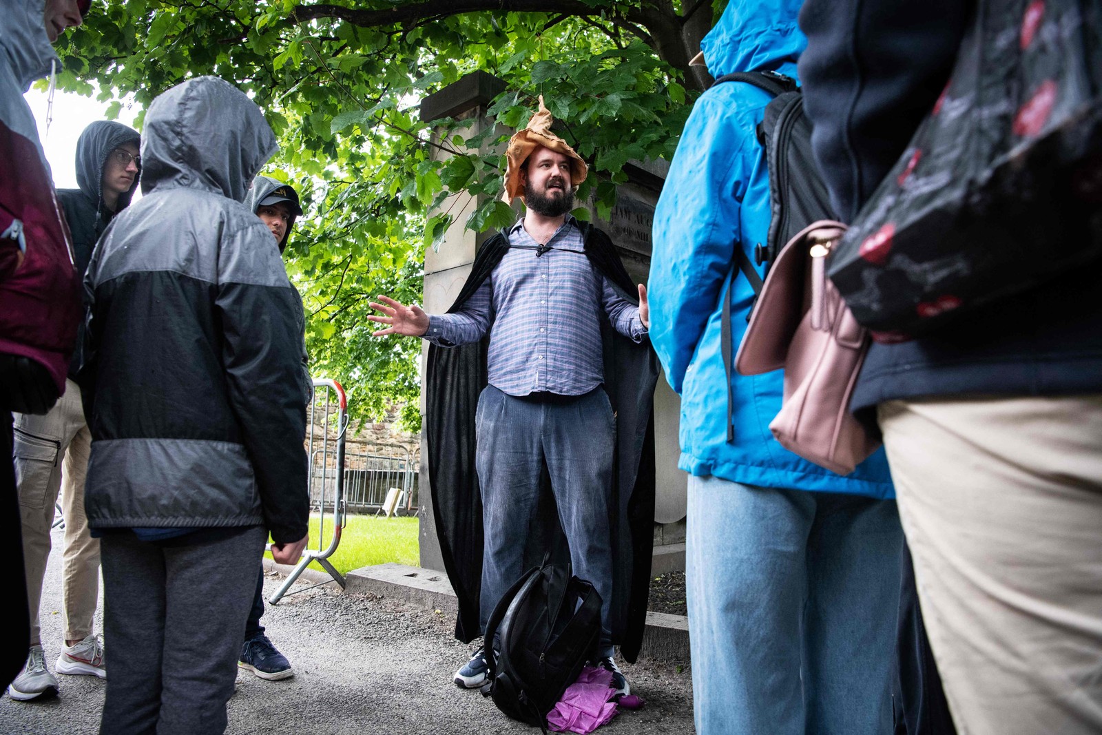 Usando um 'chapéu seletor', o guia Colin Bramwell, da empresa The Potter Trail, conduz visitantes por um passeio temático de Harry Potter pelas ruas de Edimburgo, na Escócia — Foto: Andy Buchanan / AFP