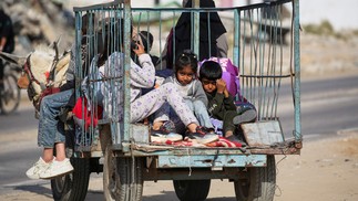 Palestinos fogem do campo de refugiados de Al-Maghazi, no centro de Gaza, após ordens de evacuação israelenses — Foto: Eyad BABA / AFP