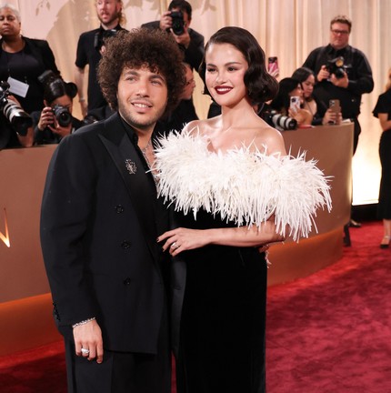 Benny Blanco e Selena Gomez no Gloo de Ouro 2026 — Foto: Michael Tran / AFP