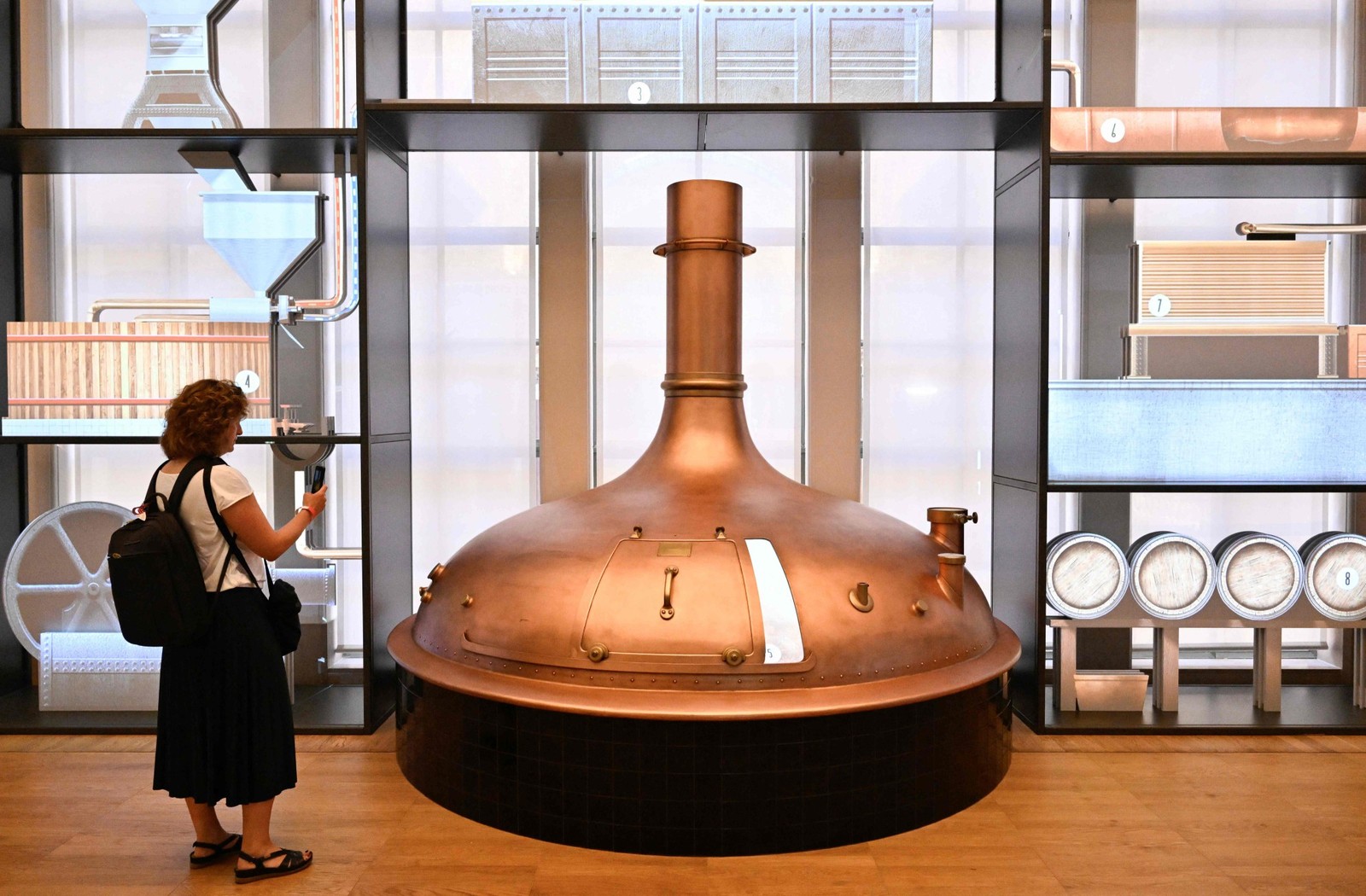 Visitante no Museu da Cerveja, em Bruxelas — Foto: JOHN THYS / AFP