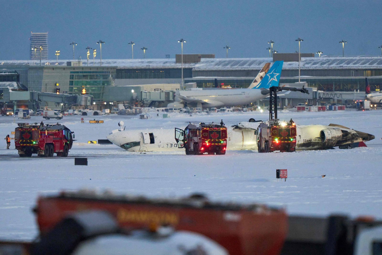 Avião da Delta Airlines capota após pouso forçado no Aeroporto Pearson de Toronto — Foto: Geoff Robins / AFP