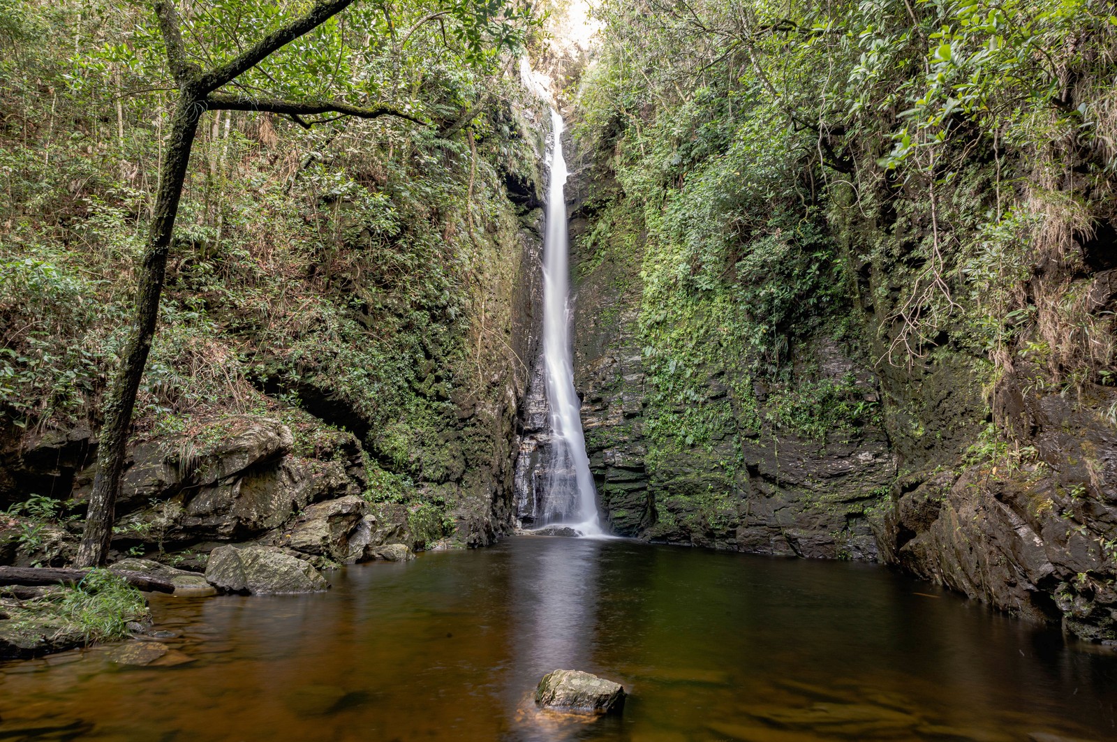 Cachoeira Maria Cândida, dentro do terreno da Pousada Acqualume, em Delfinópolis, na Serra da Canastra, Minas Gerais — Foto: Divulgação / Cezar Félix / Secretaria de Cultura e Turismo de Minas Gerais