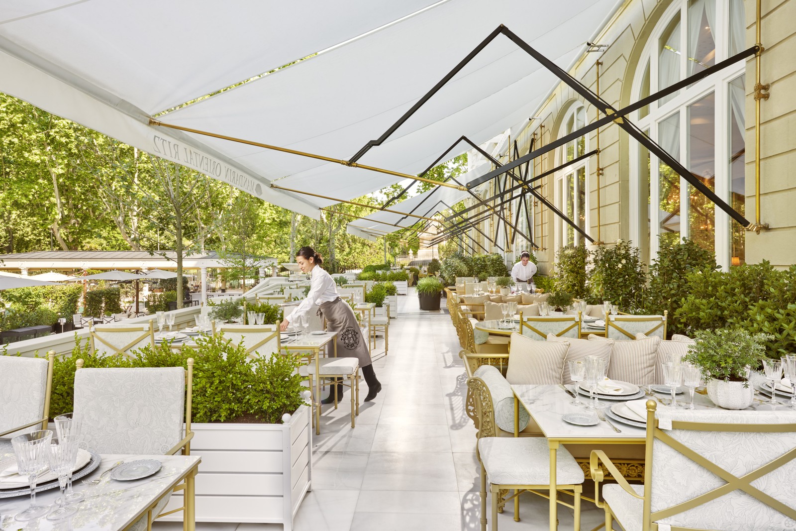 Terraço do Mandarin Oriental Ritz, único hotel de Madri que recebeu três chaves Michelin — Foto: Divulgação