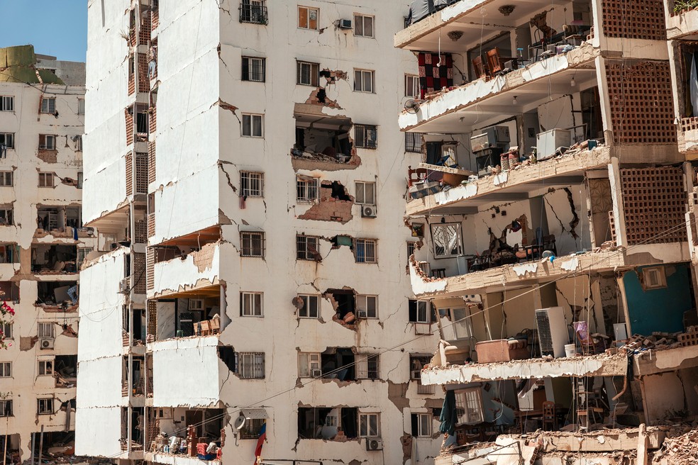 Torres parcialmente desabadas e gravemente danificadas no complexo Luisa Cáceres de Arismendi após os terremotos na Venezuela — Foto: Adriana Loureiro Fernandez/NYT