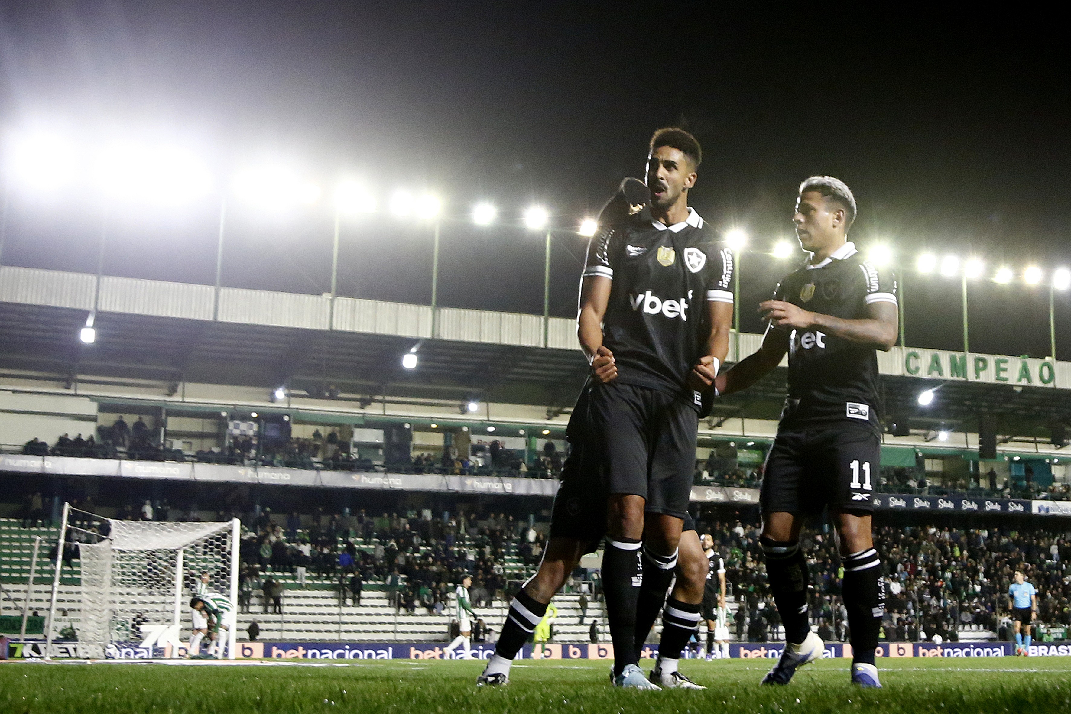 Análise: Botafogo mostra poder de reação após eliminação em vitória com bom cartão de visita de estreante espanhol