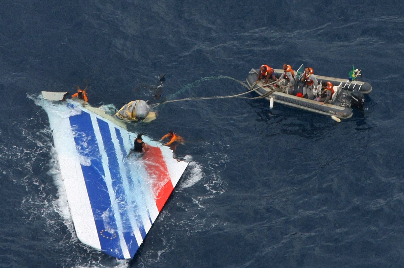 Mergulhadores recuperam parte da aeronave Air France A330 que caiu durante voo sobre o Atlântico, em 1º de junho de 2009 — Foto: AFP