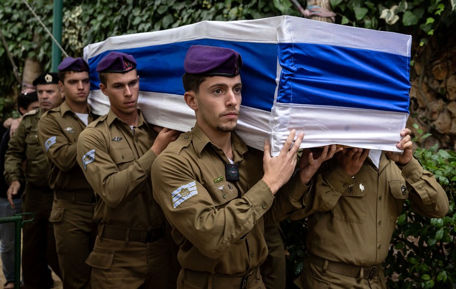 Militares carregam caixão de soldado morto na Faixa de Gaza