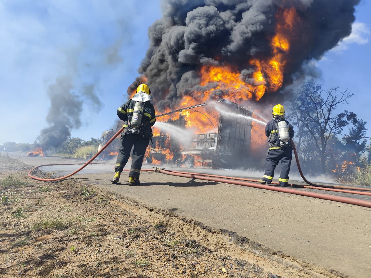 Incêndio destrói caminhão carregado com 31 toneladas de borr