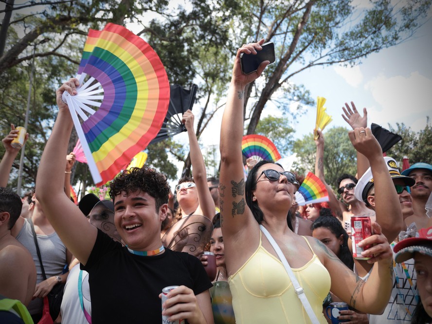 Foliões com leques coloridos no Bloco da Pabllo Vittar que saiu na segunda-feira no Ibirapuera