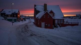 Casa em Nuuk, na Groenlândia — Foto: Jonathan NACKSTRAND / AFP