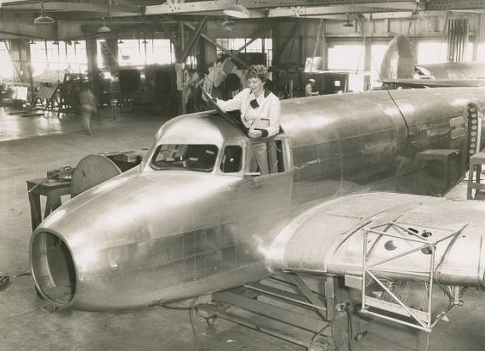 Amelia durante a construção do avião — Foto: Divulgação/Purdue University Libraries, Archives and Special Collections