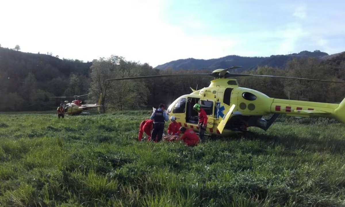 Homem morre após ficar preso em fios de energia durante voo de parapente na Espanha