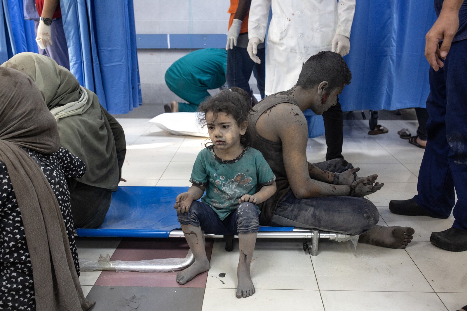 Crianças feridas no Hospital Al-Shifa, na cidade de Gaza, após ataques aéreos israelenses. — Foto: Samar Abu Elouf/The New York Times