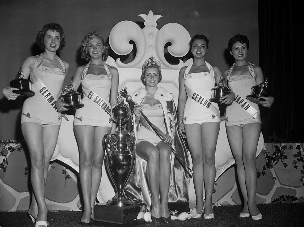 Maureen Hingert (segunda da direita para a esquerda) no concurso Miss Universo 1955 — Foto: Getty Images