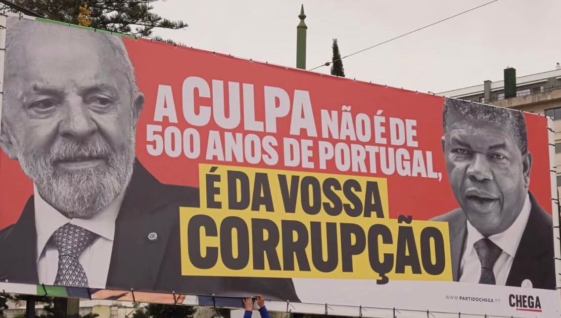 Direita de Portugal coloca outdoor contra Lula em Lisboa, e Eduardo Bolsonaro reage: 'Rouba e quer colocar a culpa no Cabral'