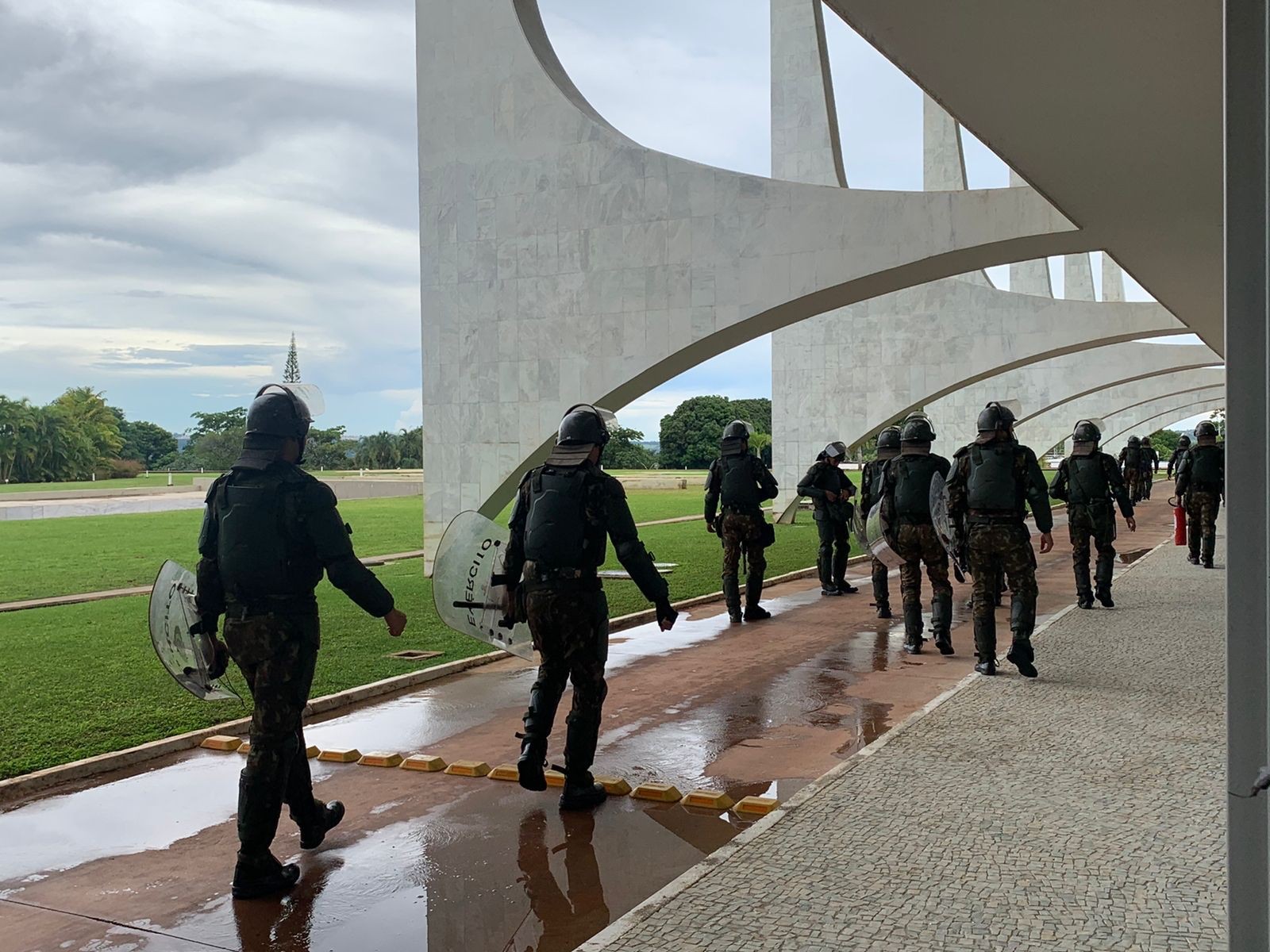 Militares reforçam a segurança do Palácio do Planalto — Foto: O GLOBO