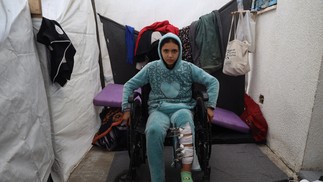 Mays, de 13 anos, sentada numa cadeira de rodas devido a uma lesão na perna, em Khan Yunis, sul de Gaza. — Foto: © UNICEF/UNI501951/El Baba