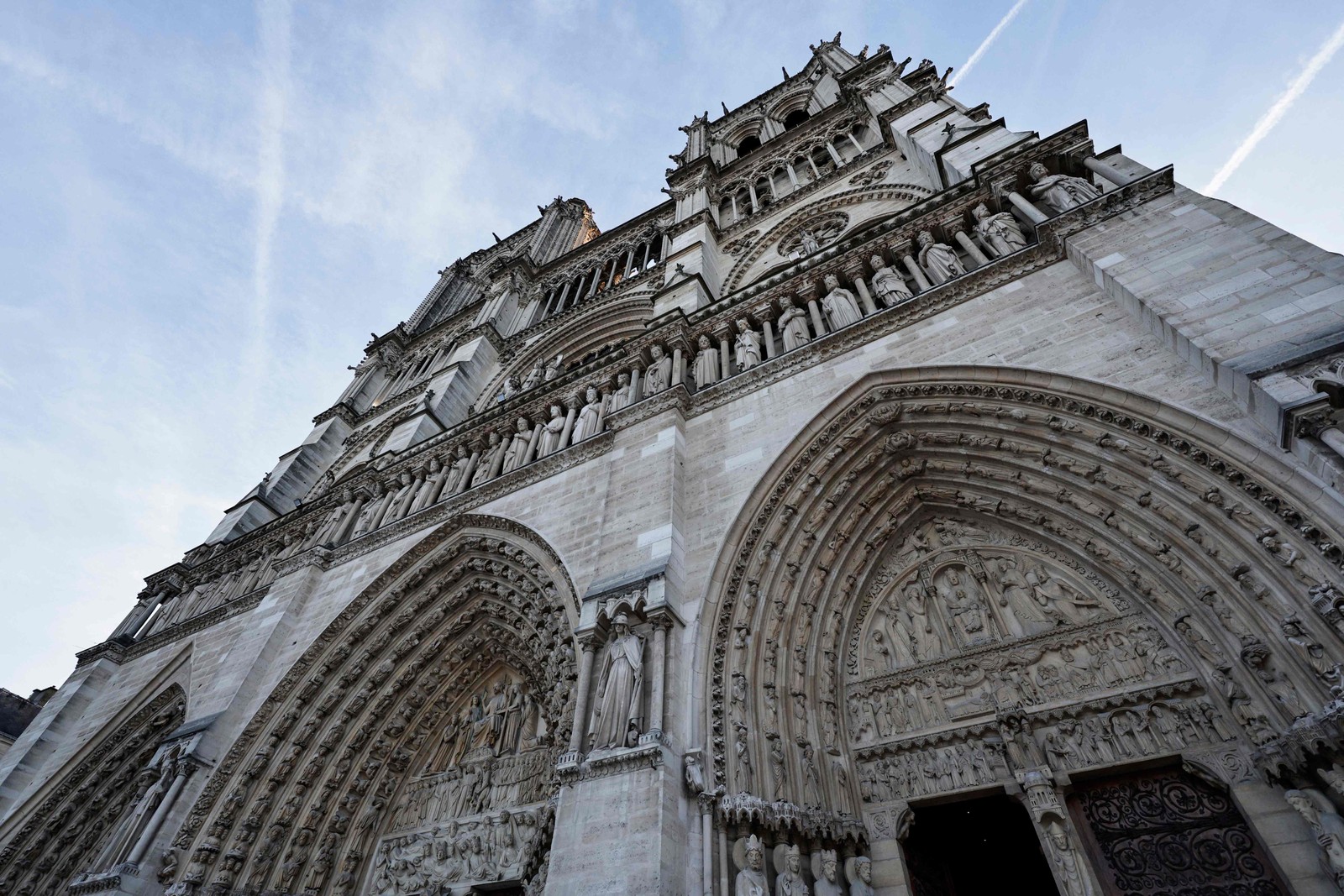 Fachada da catedral reformada — Foto: STEPHANE DE SAKUTIN / POOL / AFP