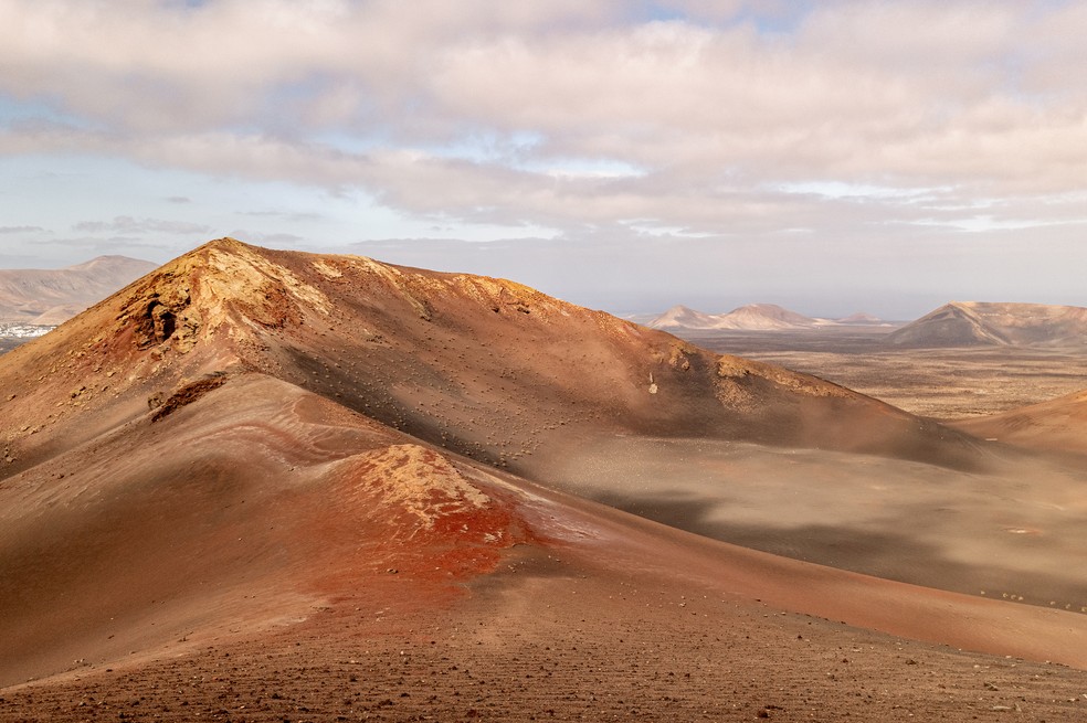 As Montañas del Fuego, um dos cartões-postais naturais de Lanzarote, a mais oriental das sete ilhas do arquipélago das Canárias, na Espanha — Foto: Emilio Parra Doiztua/The New York Times