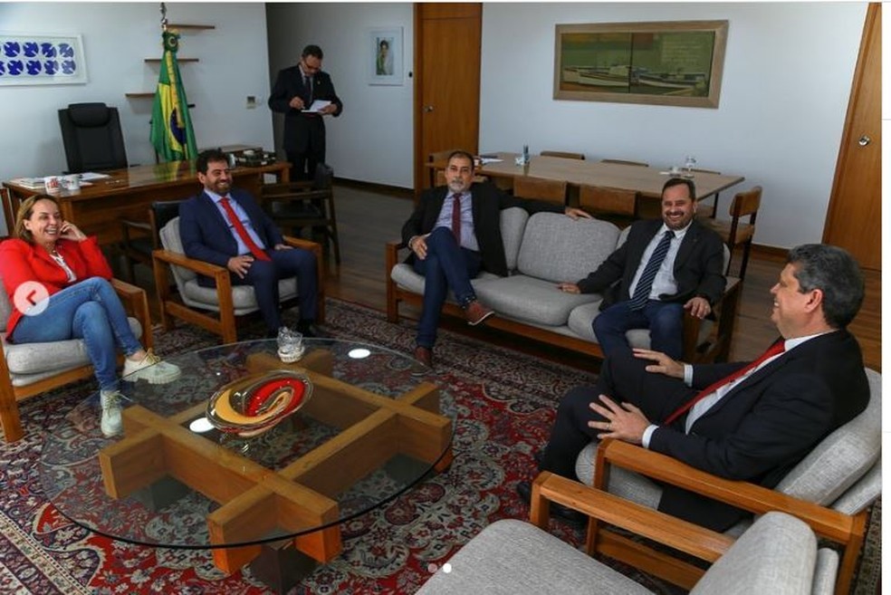 Genro de Lula (gravata vermelha) se reúne com o ministro da Secretaria-Geral da Presidência da República, Márcio Macêdo, na sede da pasta — Foto: Reprodução