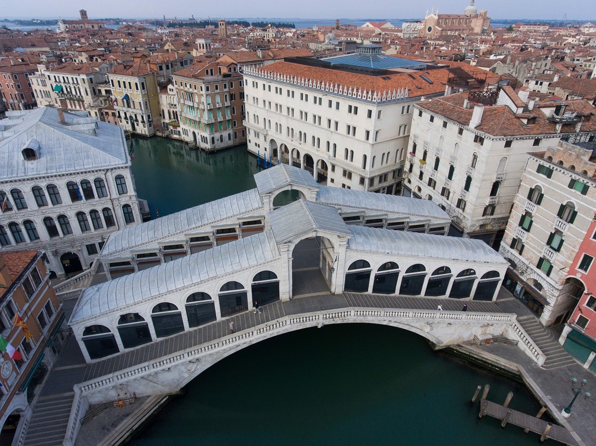Vista aérea da Ponte Rialto, um dos cartões-postais mais conhecidos de Veneza, completamente vazia durante a quarentenaAFP