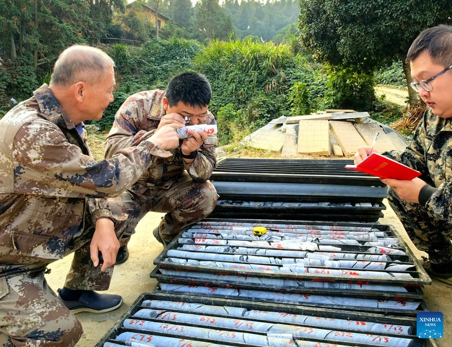 Técnicos do Instituto de Pesquisa e Monitoramento de Desastres Geológicos da Província de Hunan verificam amostras de rochas no campo de ouro de Wangu, no Condado de Pingjiang, Província de Hunan, centro da China, em 5 de novembro de 2024