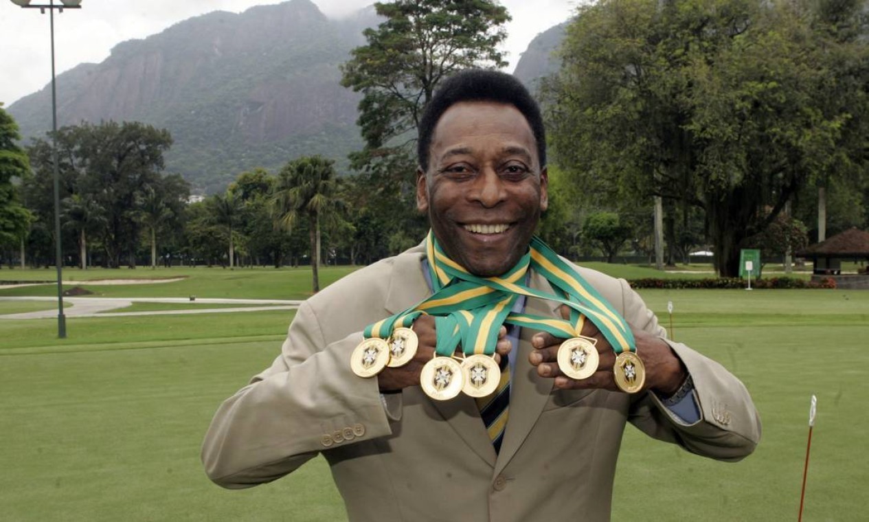 Pelé comemora o reconhecimento de 6 títulos nacionais que ganhou como jogador do Santos Futebol Clube, durante cerimônia no Itanhangá Golfe Clube, na zona oeste do Rio de Janeiro  — Foto: Paulo Vitor / Agência Estado