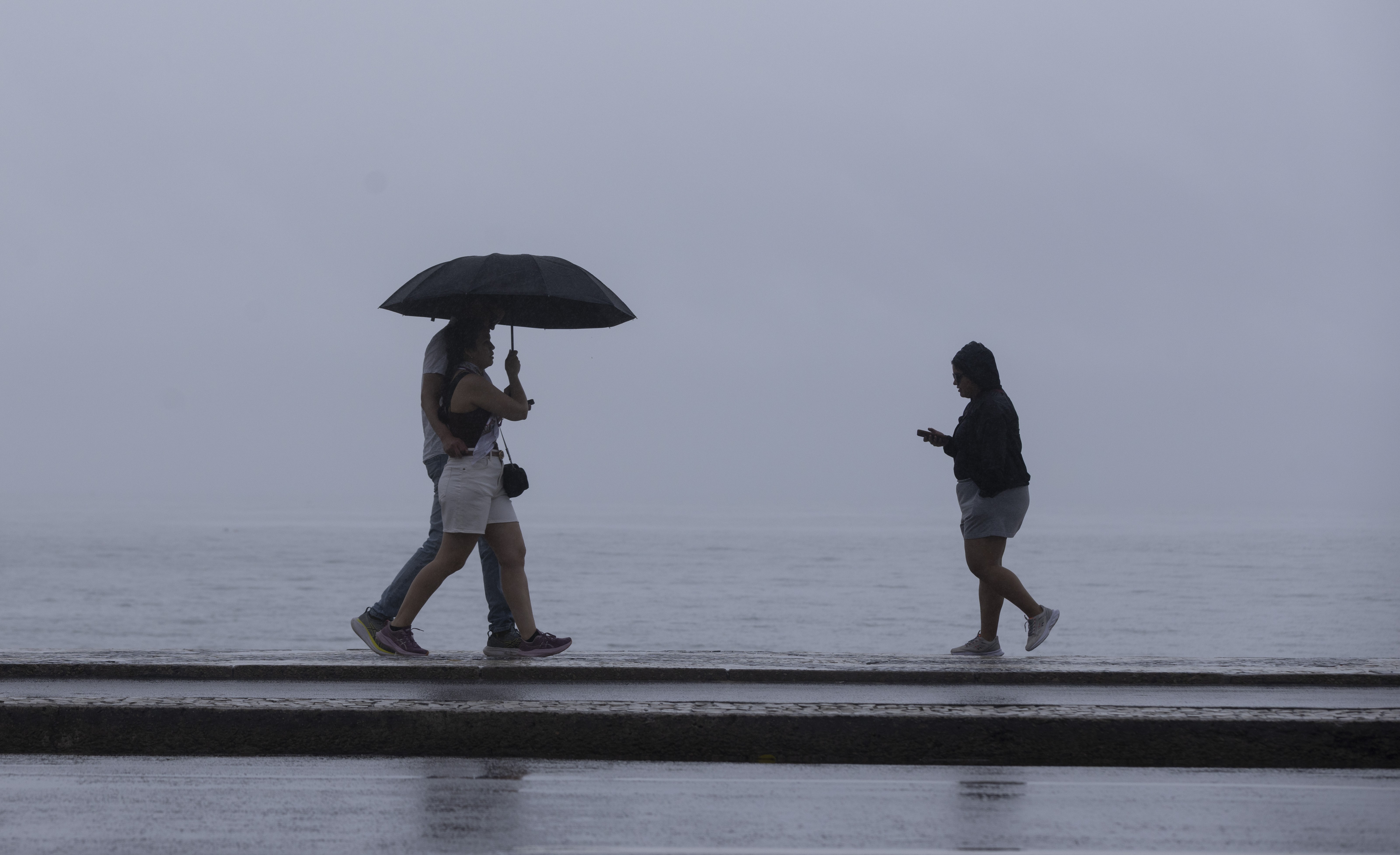 Rio tem previsão de chuva nesta terça; massa de ar frio derruba temperaturas no Sul e no Sudeste