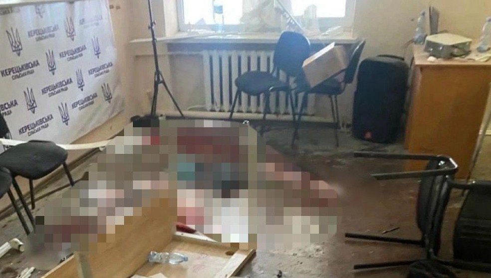 Corpo ficou no chão e a sala destruída após o ataque — Foto: Reprodução
