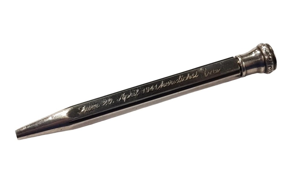 Parte lateral de lápis que teria pertencido a Hitler traz a data de nascimento do líder do Partido Nazista cravada em prata — Foto: Divulgação/Bloomfield Auctions