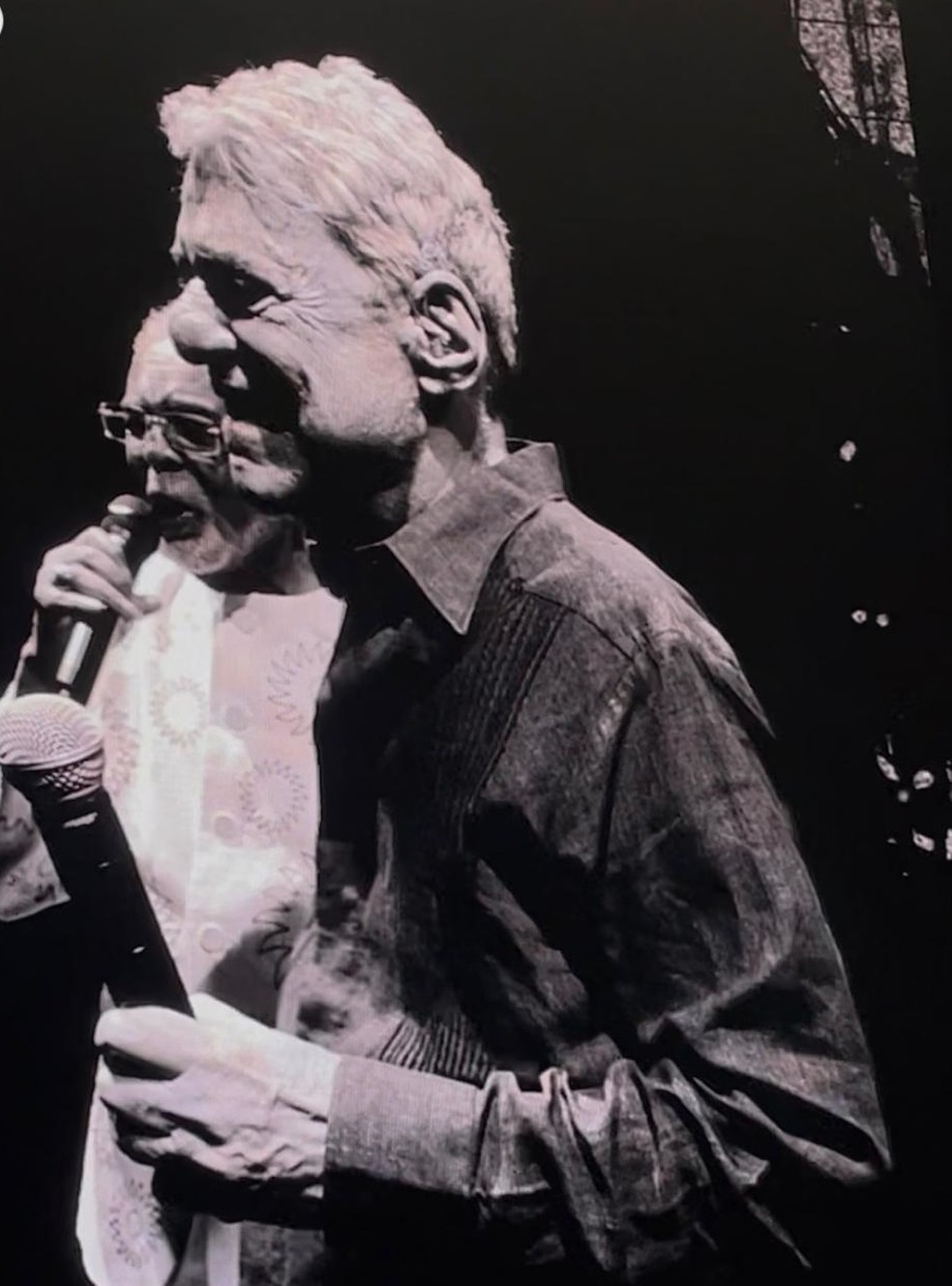 Chico Buarque em participação no show de Gilberto Gil — Foto: Maria Fortuna