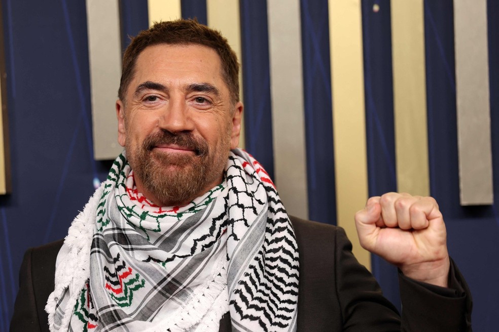 Javier Bardem e o protetso Palestina Livre — Foto: Patrick T. Fallon / AFP